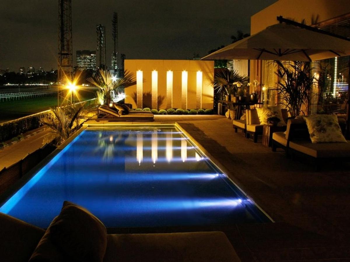 Como iluminar a piscina de casa